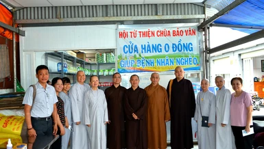 Chư tôn đức Ban Trị sự Phật giáo quận Bình Thạnh tại "cửa hàng 0 đồng" của Hội Từ thiện chùa Bảo Vân