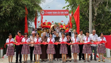 Chư tôn đức Tăng Ni và đại diện chính quyền cắt băng khánh thành cầu Chín Thiền