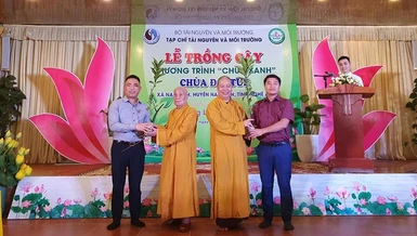 Đại diện Tạp chí Tài Nguyên và Môi trường trao tặng cây xanh cho chùa Đại Tuệ 