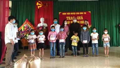 Các em học sinh nhận học bổng