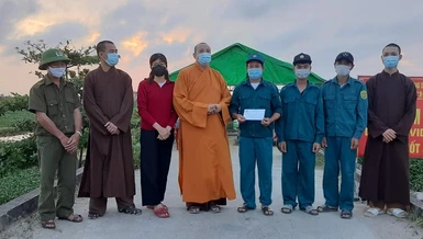 Thượng tọa Thích Quảng Minh tặng quà đến cán bộ, chiến sĩ tại chốt kiểm soát dịch bệnh Covid-19 số 1 tại xã Tiên Thắng