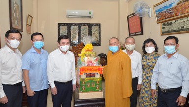 Chủ tịch UBND TP.HCM Nguyễn Thành Phong cùng đoàn tặng quà chúc mừng Phật đản đến Hòa thượng Thích Thiện Pháp