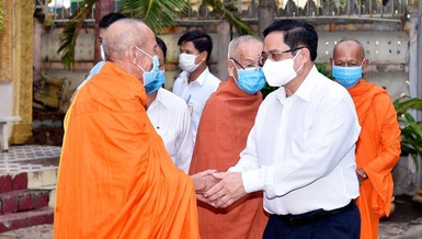 Thủ tướng đến thăm chúc mừng Đại lễ Phật đản Ban Trị sự GHPGVN TP.Cần Thơ - Ảnh: VGP/Nhật Bắc