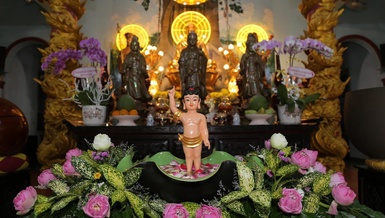 Tôn tượng Đức Phật đản sinh tại chùa Chánh Thiên