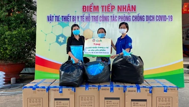 Đại diện Câu Lạc bộ Hạnh Nguyện trao tặng khẩu trang và thiết bị chống dịch