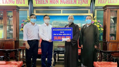 Hòa thượng Thích Huệ Thông trao 150 triệu đồng đến đại diện Ủy ban MTTQVN tỉnh Bình Dương 