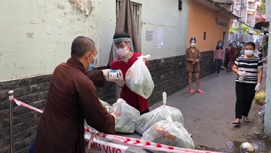 Bà con ở khu vực bị phong tỏa xếp hàng nhận quà hỗ trợ