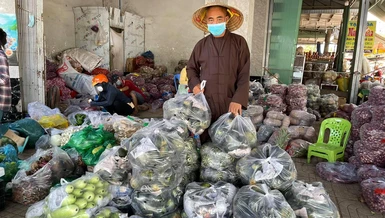 Thượng tọa Thích Thiện Quý soạn rau, củ, quả để chở đến khu cách ly thuộc tỉnh Tiền Giang