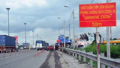 Chốt kiểm soát phòng chống dịch ở chân cầu Đồng Nai - Ảnh: Báo Quân đội Nhân dân