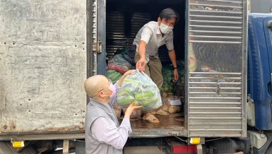 Chùa Long Phước tiếp nhận nông sản của người dân huyện Ba Tri 