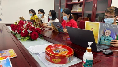 Y, bác sĩ nơi tuyến đầu chống dịch đọc báo Giác Ngộ trước giờ họp giao ban