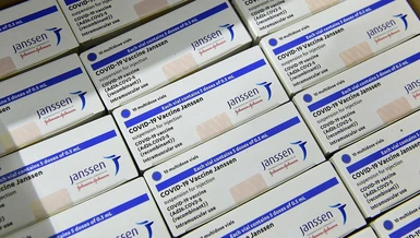 Nhãn cảnh báo tác dụng phụ trên các loại vắc-xin Covid-19