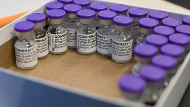 Lọ vắc-xin Pfizer/BioNTech tại một điểm tiêm chủng ở Pháp - Ảnh: AFP