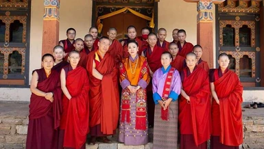 Chư Ni của BNF cùng với Hoàng thái hậu Ashi Tshering Yangdoen Wangchuck
