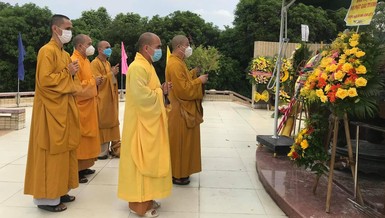 Ban Trị sự GHPGVN TP.Vinh dâng hương, hoa tại Nghĩa trang Liệt sĩ TP.Vinh