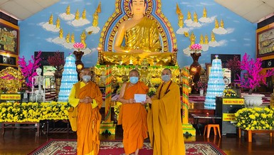 Hòa thượng Thích Bửu Chánh, trụ trì thiền viện Phước Sơn tiếp nhận phẩm vật cúng dường