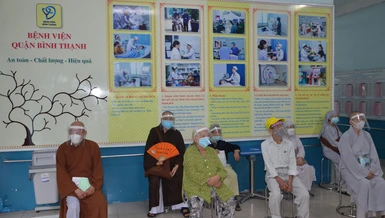 Chư tôn đức Tăng Ni ngồi đợi đăng ký tiêm vắc-xin tại Bệnh viện quận Bình Thạnh