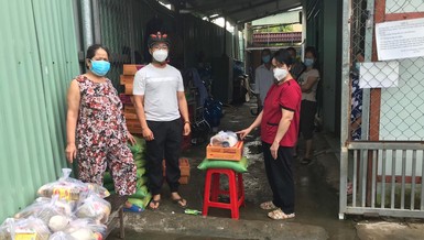 Trao quà của Câu lạc bộ Viên Hạnh đến những người trong các khu trọ thuộc phường Trường Thọ