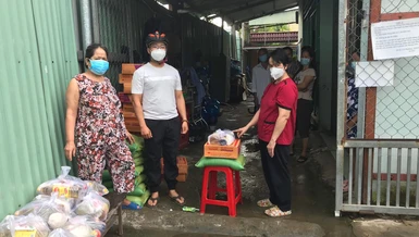 Trao quà của Câu lạc bộ Viên Hạnh đến những người trong các khu trọ thuộc phường Trường Thọ