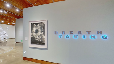 Cuộc triển lãm các bản vẽ, hình ảnh, tác phẩm điêu khắc và video được trưng bày tại Bảo tàng Nghệ thuật New Mexico ở Santa Fe