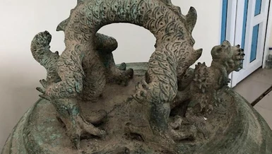 Quai chuông chùa Rối bằng đồng, hình con rồng có hoa văn tinh xảo