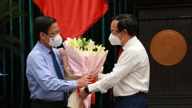 Bí thư Thành ủy TP.HCM Nguyễn Văn Nên tặng hoa chúc mừng tân Chủ tịch UBND TP.HCM Phan Văn Mãi - Ảnh: Thu Hằng