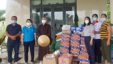 Đoàn tặng quà các hộ dân trong khu phong tỏa trên địa bàn xã Tân Lập