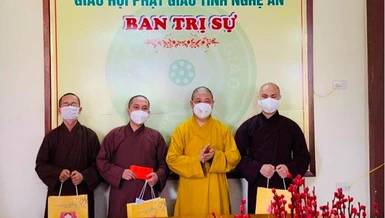 Thượng tọa Thích Thọ Lạc tặng quà đến các vị Tăng tham gia tuyến đầu chống dịch tại TP.HCM