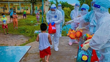 Tặng quà cho các em nhỏ đang cách ly điều trị, phòng chống dịch bệnh