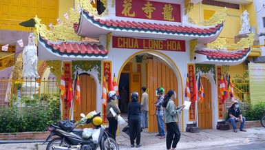 Sáng 1-10, người dân đến liên lạc để gửi tro cốt thân nhân qua đời vì Covid-19 tại chùa Long Hoa (quận 10), cơ sở tự viện được Giáo hội TP.HCM chỉ định tiếp nhận thờ tạm tro cốt đồng bào