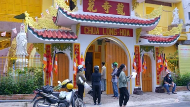 Sáng 1-10, người dân đến liên lạc để gửi tro cốt thân nhân qua đời vì Covid-19 tại chùa Long Hoa (quận 10), cơ sở tự viện được Giáo hội TP.HCM chỉ định tiếp nhận thờ tạm tro cốt đồng bào