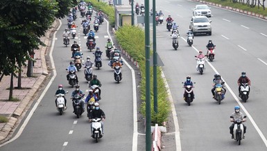 Ngày thứ 4 TP.HCM thực hiện nới lỏng giãn cách theo Chỉ thị 18, đường phố đã dần nhộn nhịp lại - Ảnh: Đông Thịnh