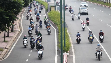 Ngày thứ 4 TP.HCM thực hiện nới lỏng giãn cách theo Chỉ thị 18, đường phố đã dần nhộn nhịp lại - Ảnh: Đông Thịnh