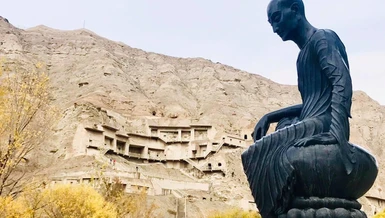 Tượng đại sư Kumarajiva trước Thiên Phật động Kizil