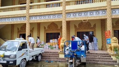 Vận chuyển gạo từ chùa Sóc Xoài đến địa phương