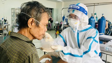 Sư cô Nhuận Bình chăm sóc sức khỏe, động viên tinh thần một bệnh nhân F0 ở phòng cấp cứu