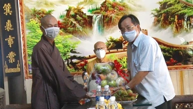 Bí thư Thành ủy tặng quà đến Ban Trị sự Phật giáo TP.Trà Vinh chúc mừng Kỷ niệm 40 năm thành lập GHPGVN