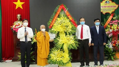 Ông Nguyễn Quốc Tuấn, Phó Chủ tịch Hội đồng Nhân dân tỉnh Thừa Thiên Huế cùng các ban ngành tặng hoa chúc mừng