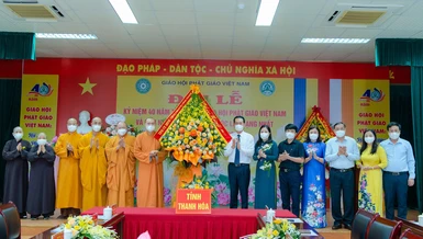 Lãnh đạo tỉnh Thanh Hóa tặng hoa chúc mừng đến Ban Trị sự Phật giáo tỉnh nhân Đại lễ Kỷ niệm 40 năm thành lập GHPGVN
