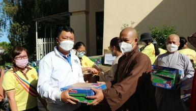 Phật giáo TP.Đà Lạt tặng quà đến các hộ khó khăn 