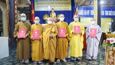 Hòa thượng Thích Giác Nhân trao quyết định chuẩn y nhân sự đến các thành viên Ban Trị sự Phật giáo thị xã Cai Lậy (2021-2026)