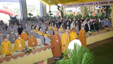 Chư Tăng Ni, quan khách thực hiện nghi thức chào Quốc kỳ, Đạo kỳ trước khi tiến hành buổi lễ