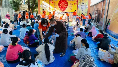 Đoàn từ thiện chùa Phúc Lâm trao quà Tết đến Hội Người mù ở các huyện trên địa bàn tỉnh Đồng Nai