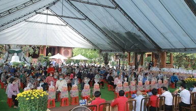 Quang cảnh buổi phát quà