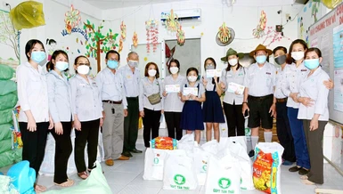 Các chùa tặng quà Tết đến những hoàn cảnh khó khăn