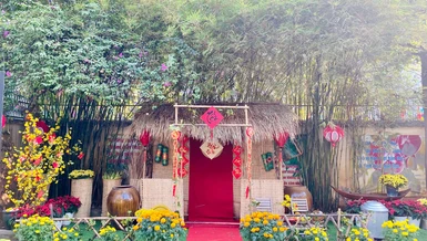 Tiểu cảnh quê hương cho người dân thập phương đến chùa chụp ảnh lưu niệm ngày xuân