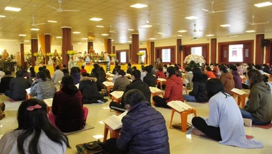 Người dân tham dự khóa lễ cầu an đầu năm tại chánh điện chùa Diệc