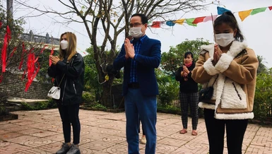 Người dẫn lễ Phật tại chùa An Thái, huyện Quỳnh Lưu