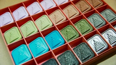 Vật hộ mệnh được làm từ chất thải nhựa tái chế - Ảnh: Reuters