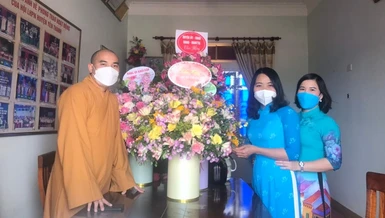 Thăm và tặng hoa chúc mừng Hội Liên hiệp Phụ nữ huyện Yên Thành